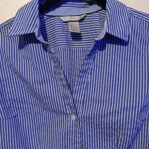 ❤️3/$10 NWOT H&M BUTTON UP - Picture 2 of 4
